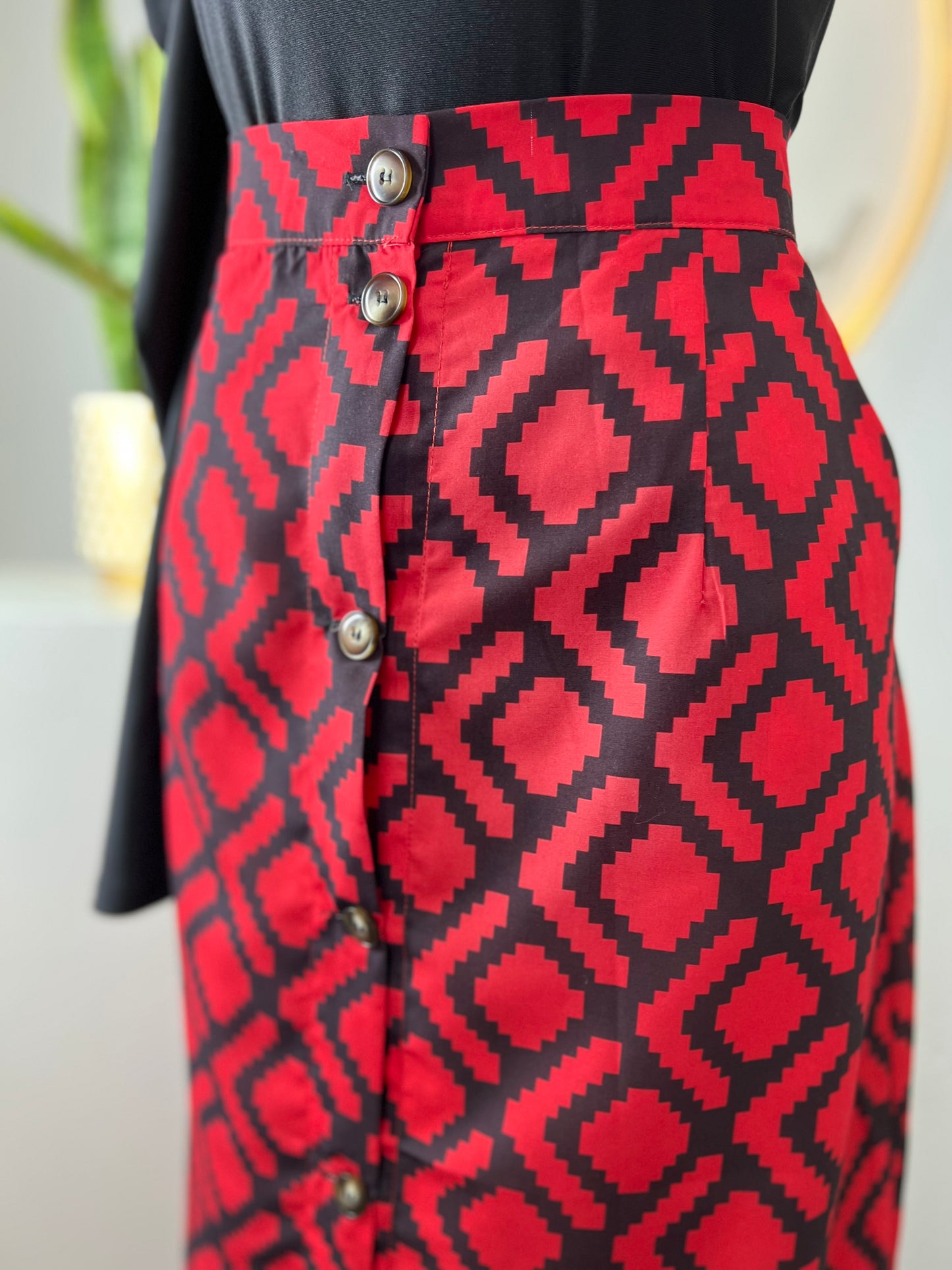 Falda roja grecas