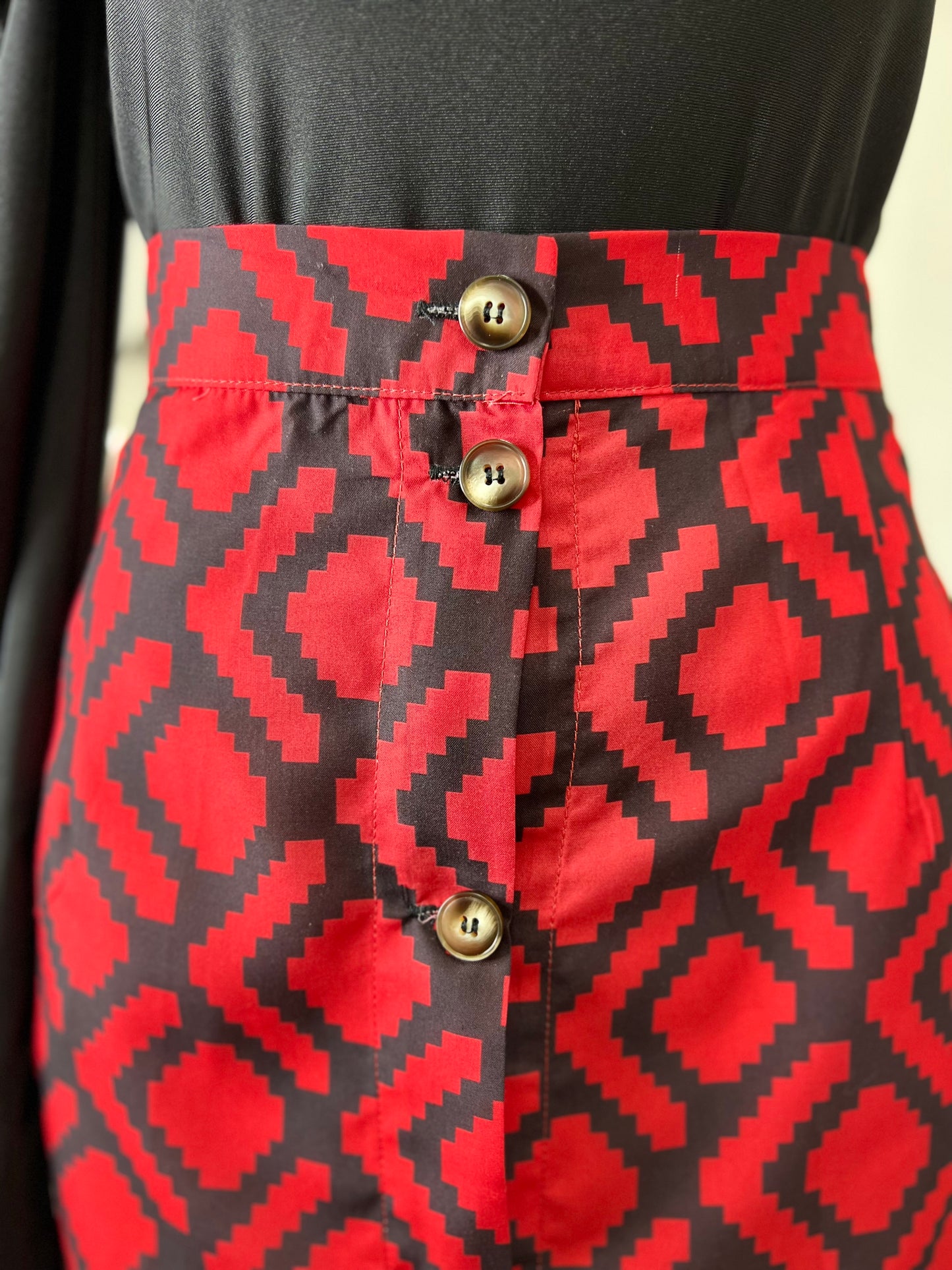 Falda roja grecas