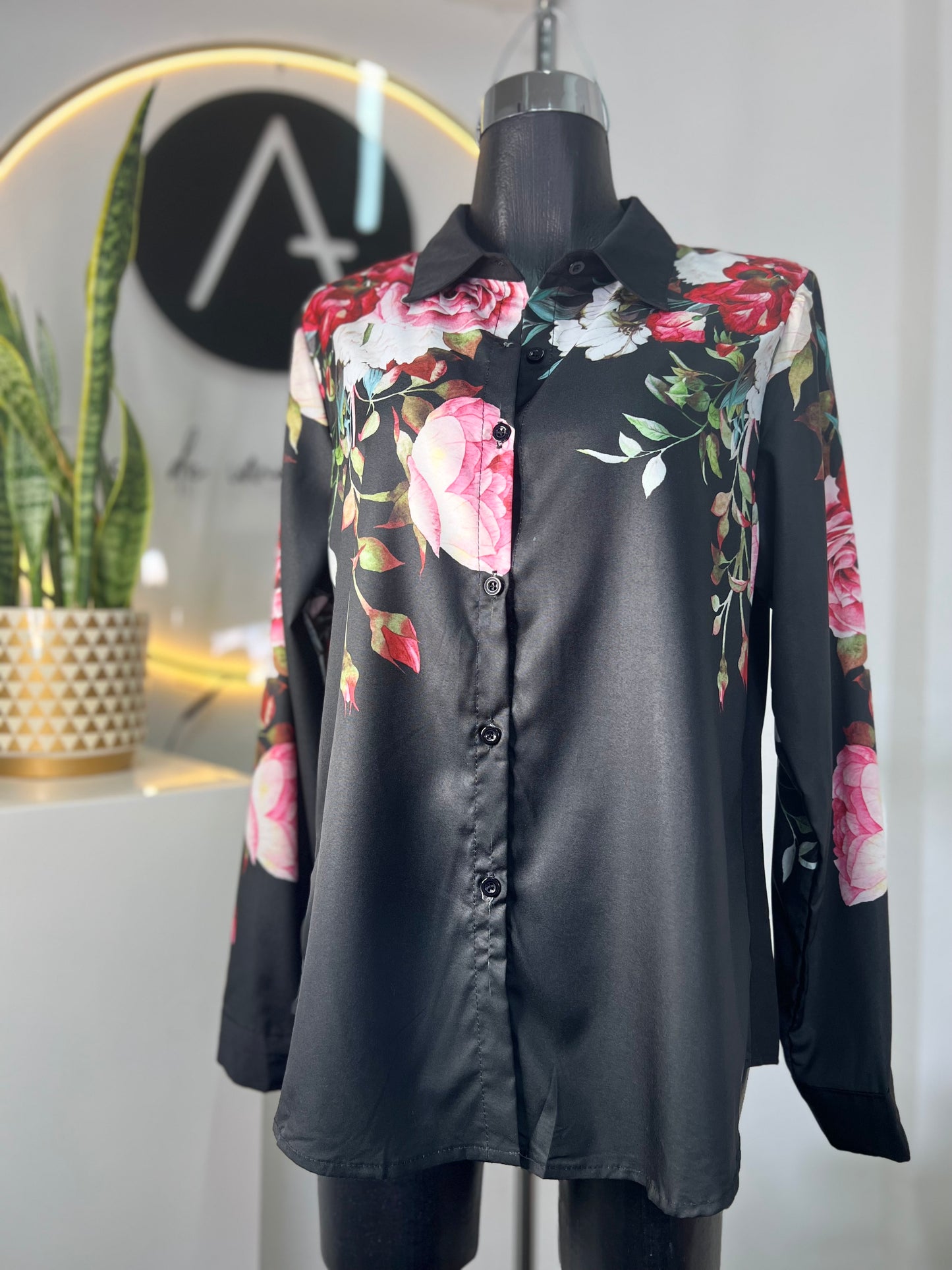 Blusa negra con flores