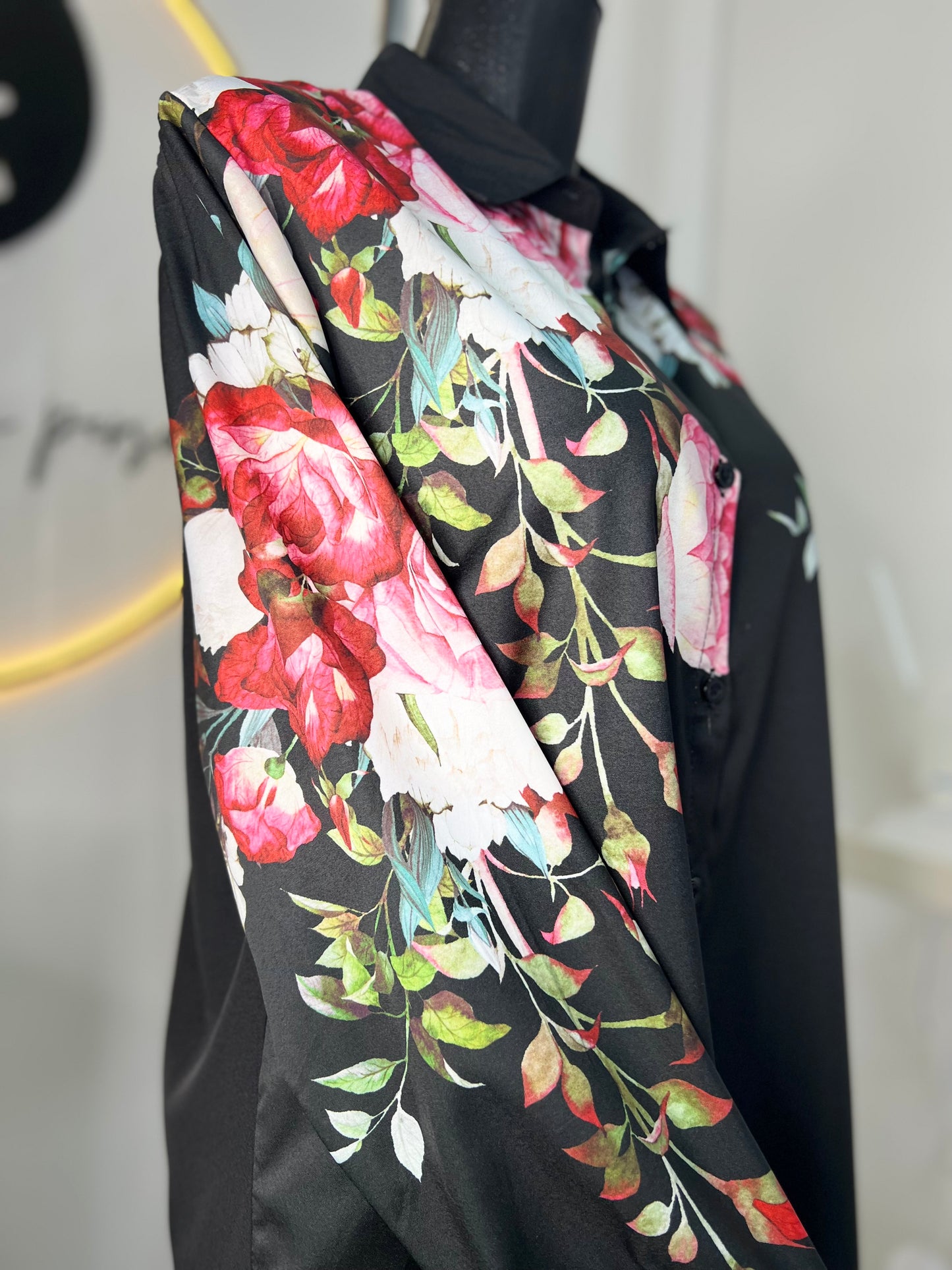 Blusa negra con flores