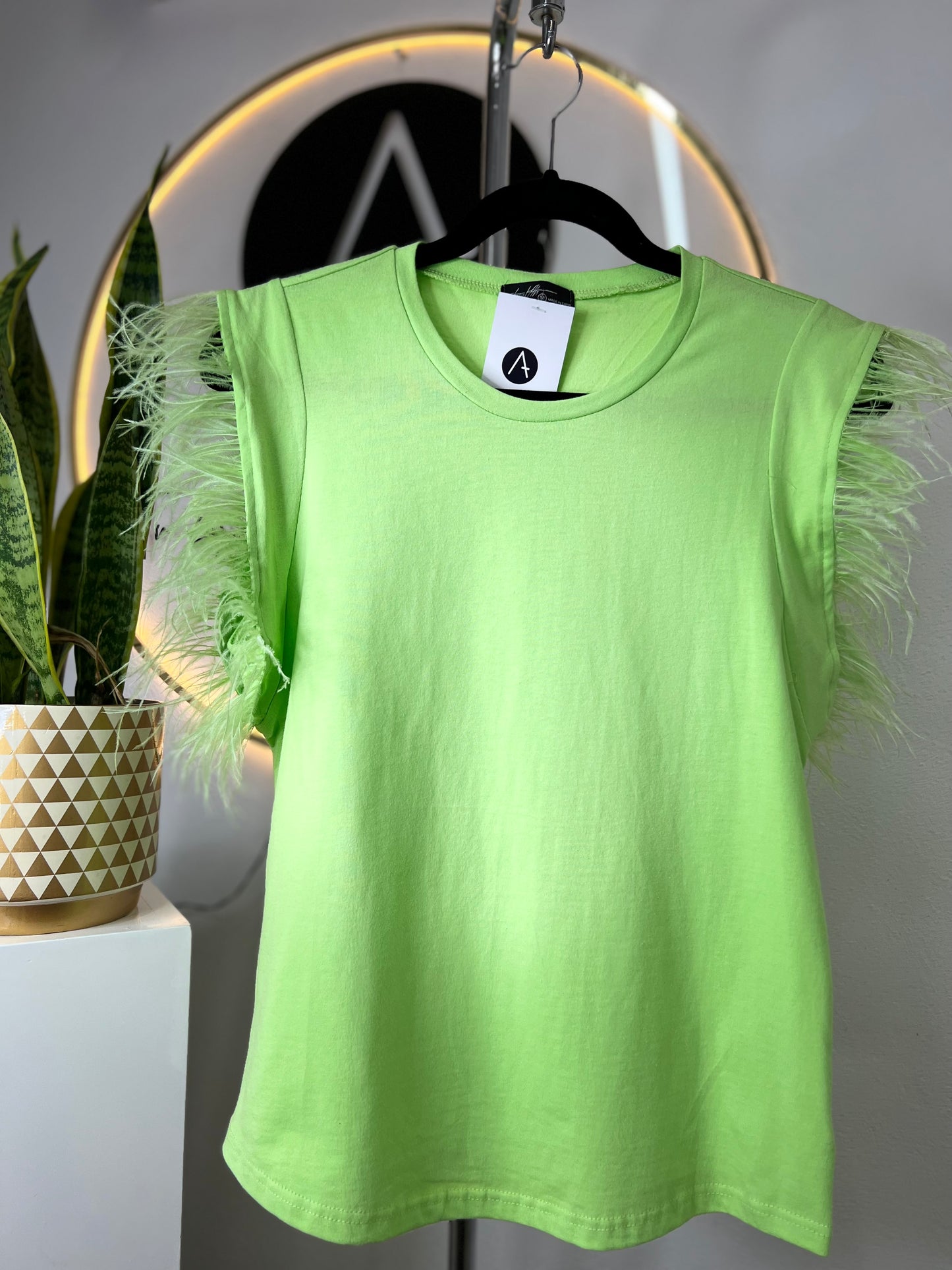 Playera verde limón plumas