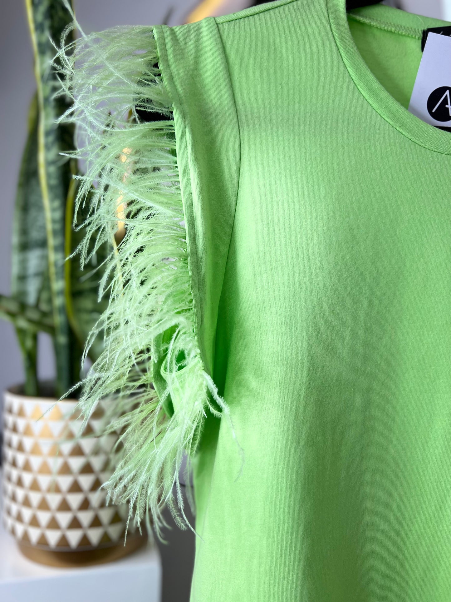 Playera verde limón plumas