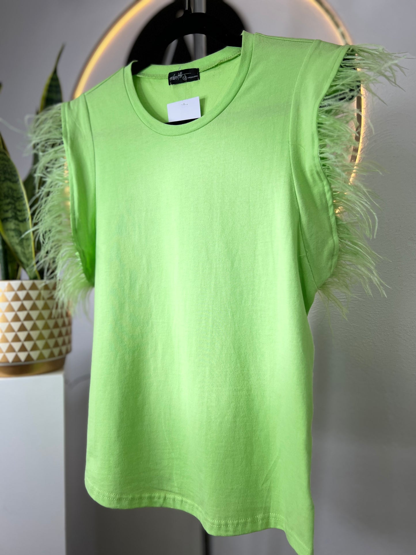 Playera verde limón plumas