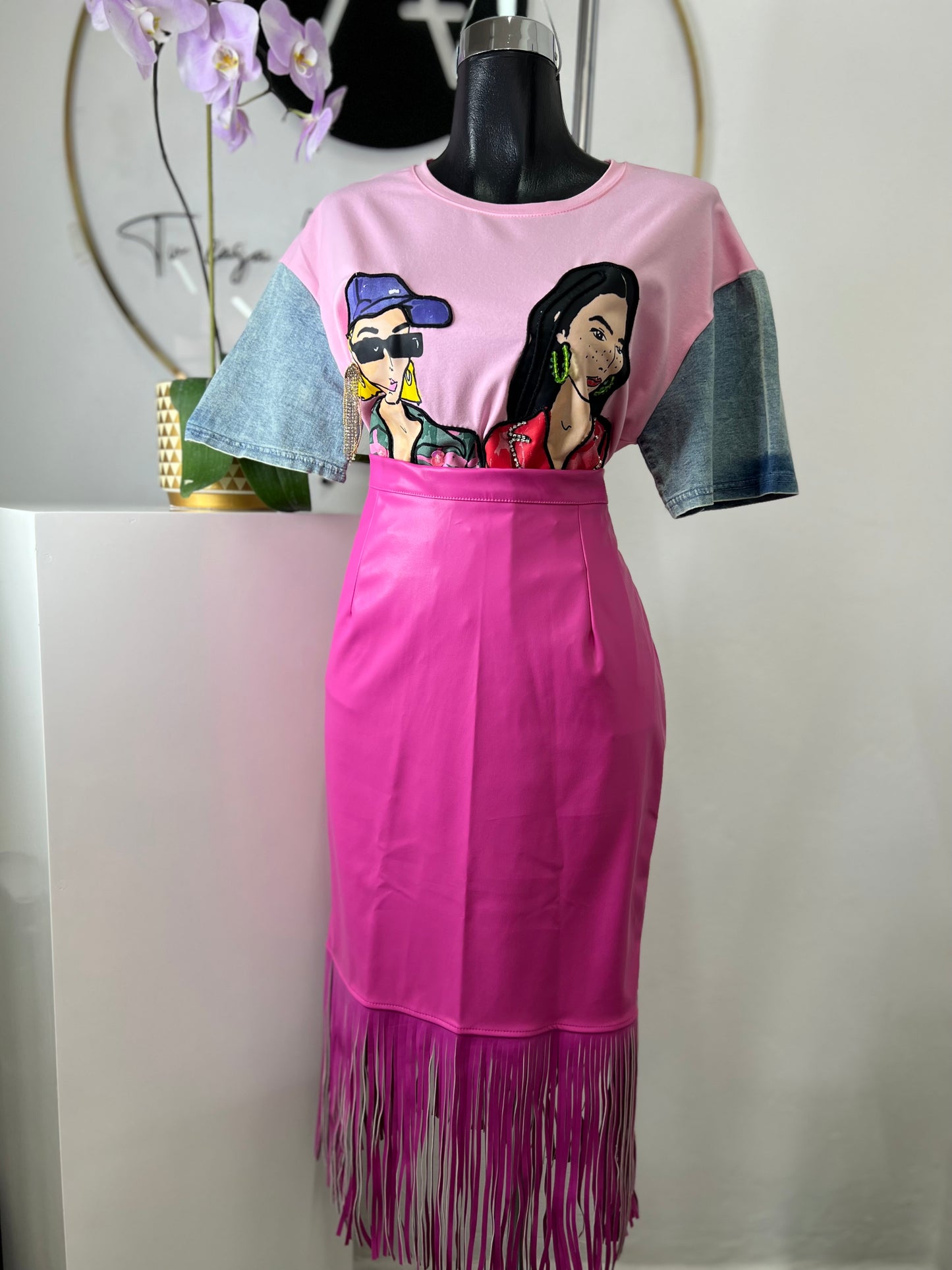 Falda vinipiel rosa flecos
