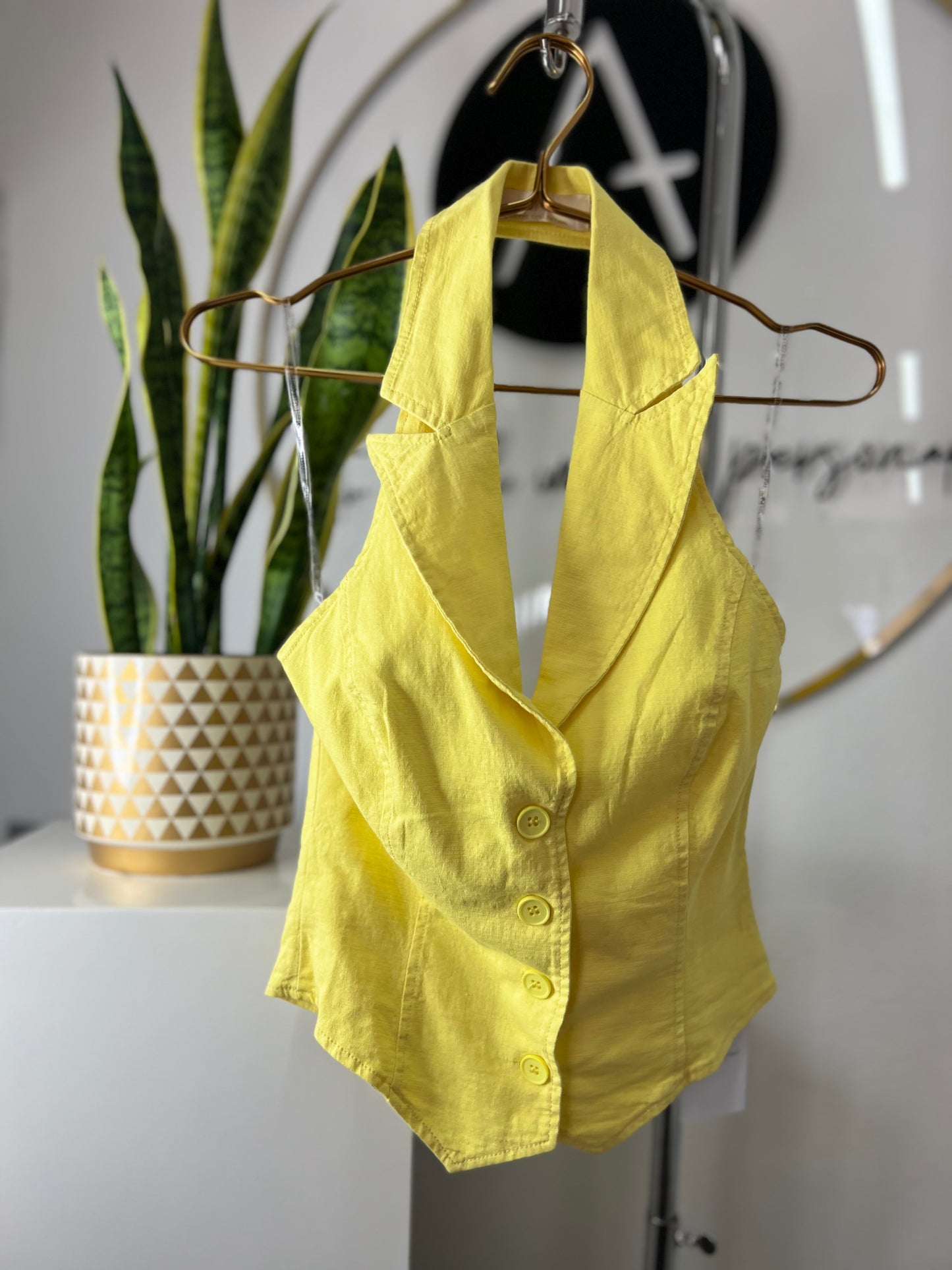 Chaleco amarillo cuello halter