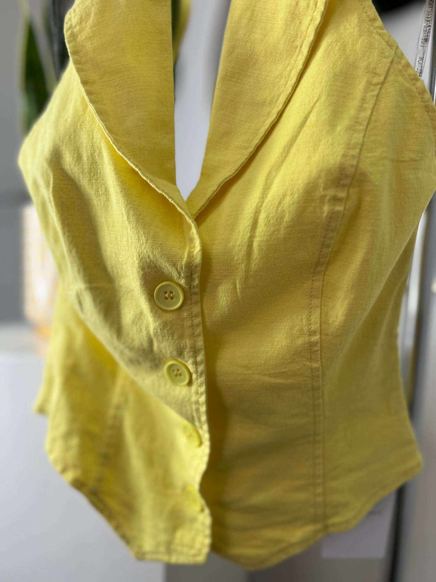 Chaleco amarillo cuello halter