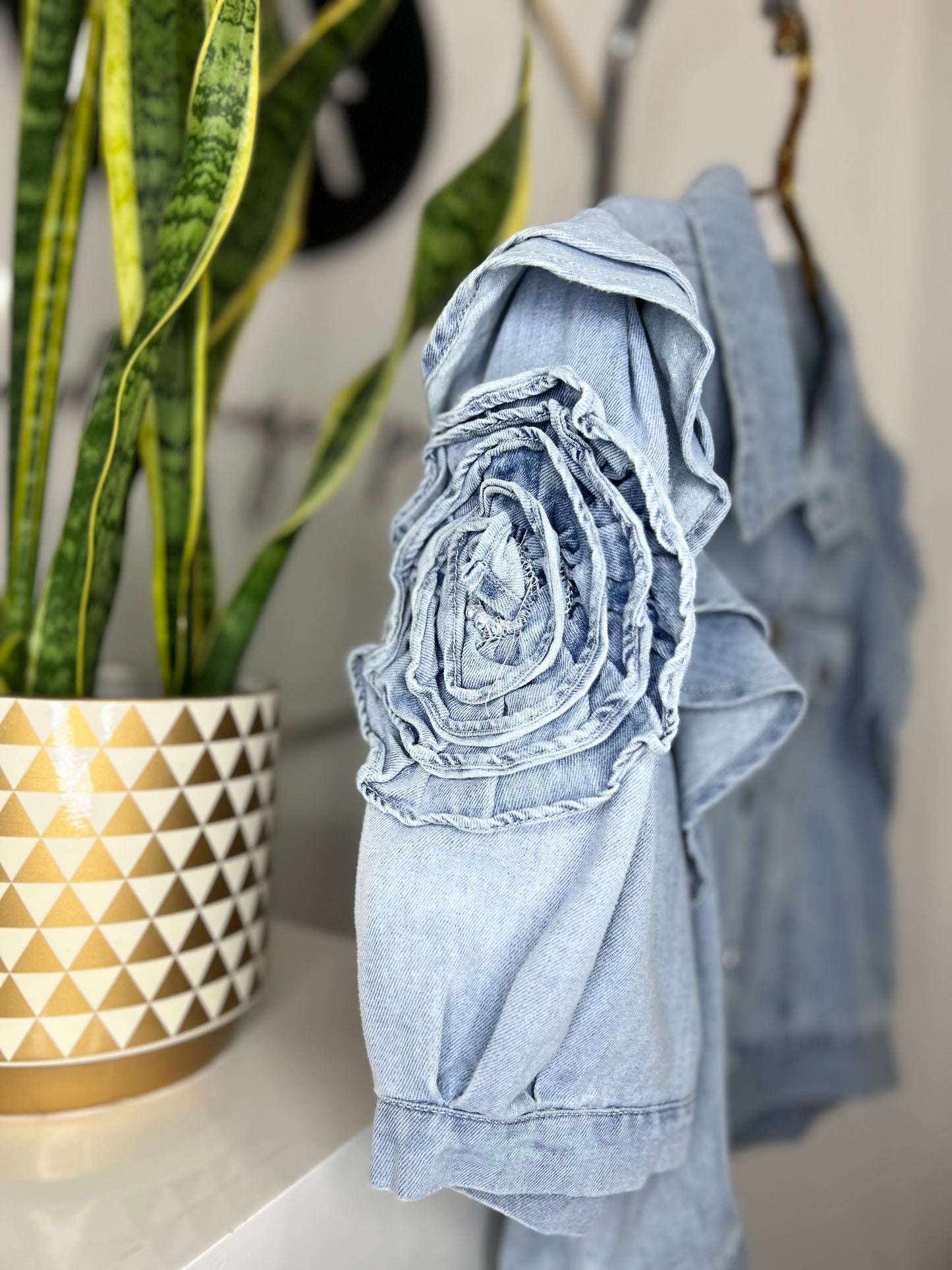 Blusa denim mangas flor