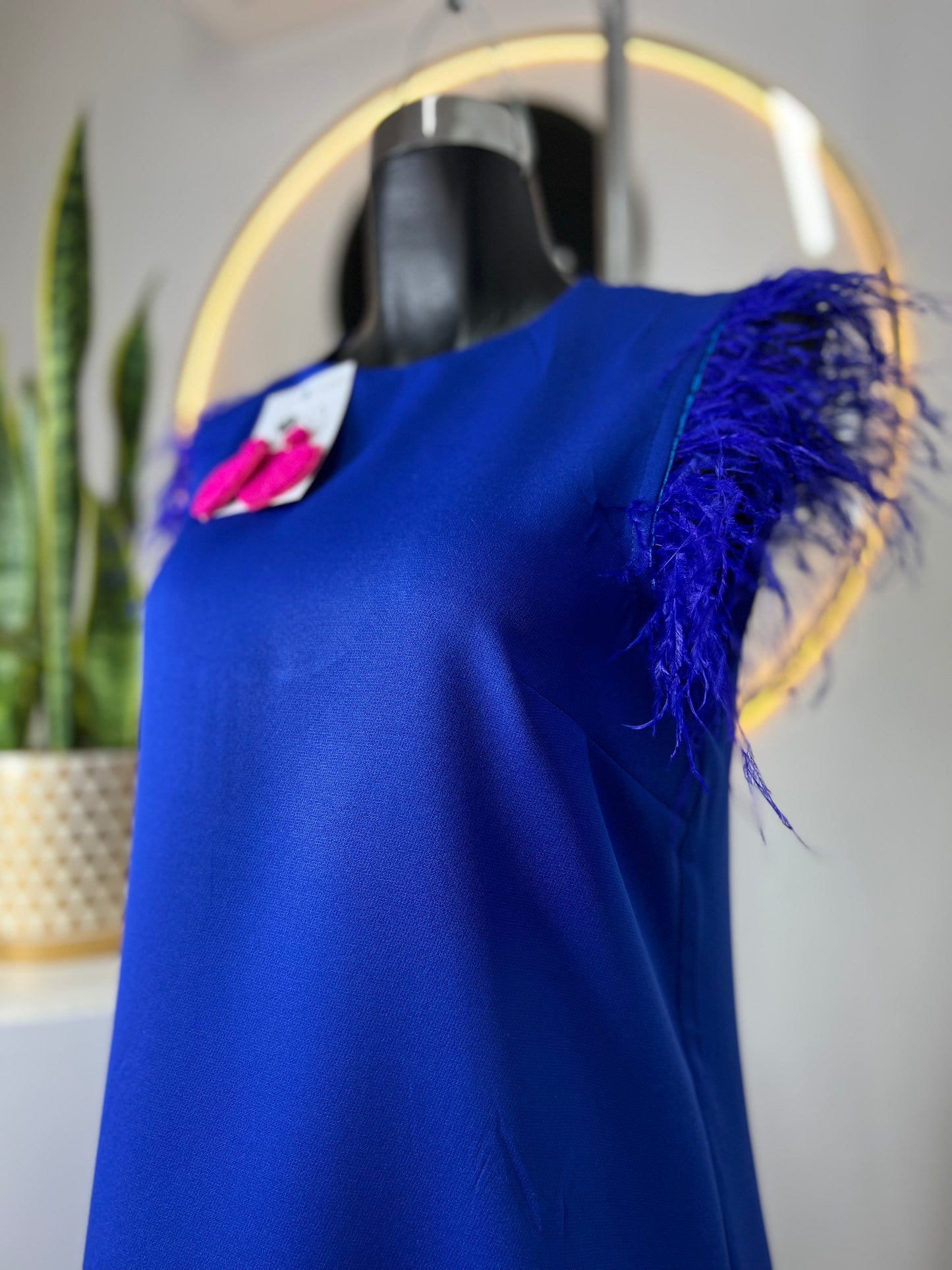 Vestido corto azul eléctrico con plumas