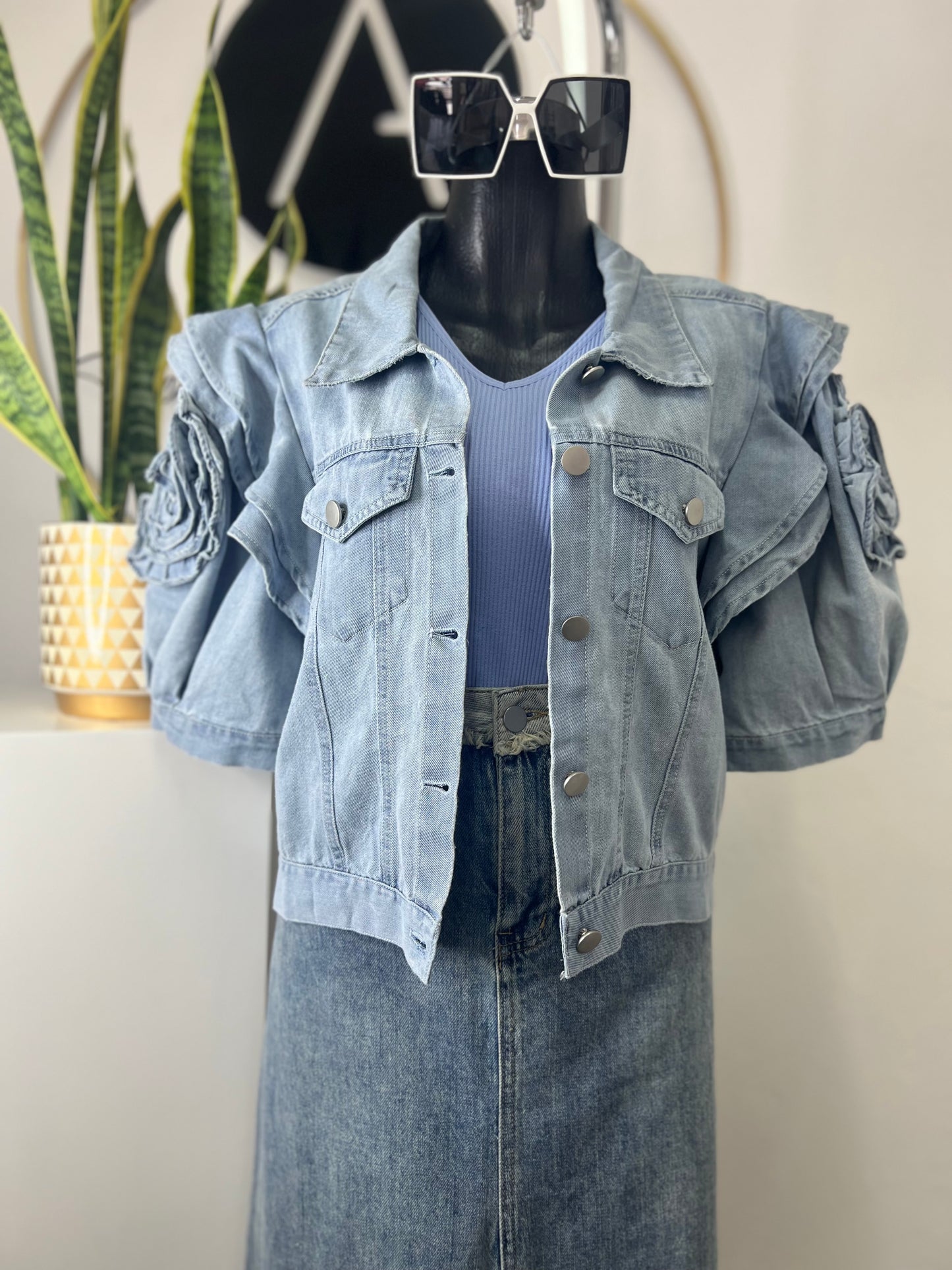 Blusa denim mangas flor