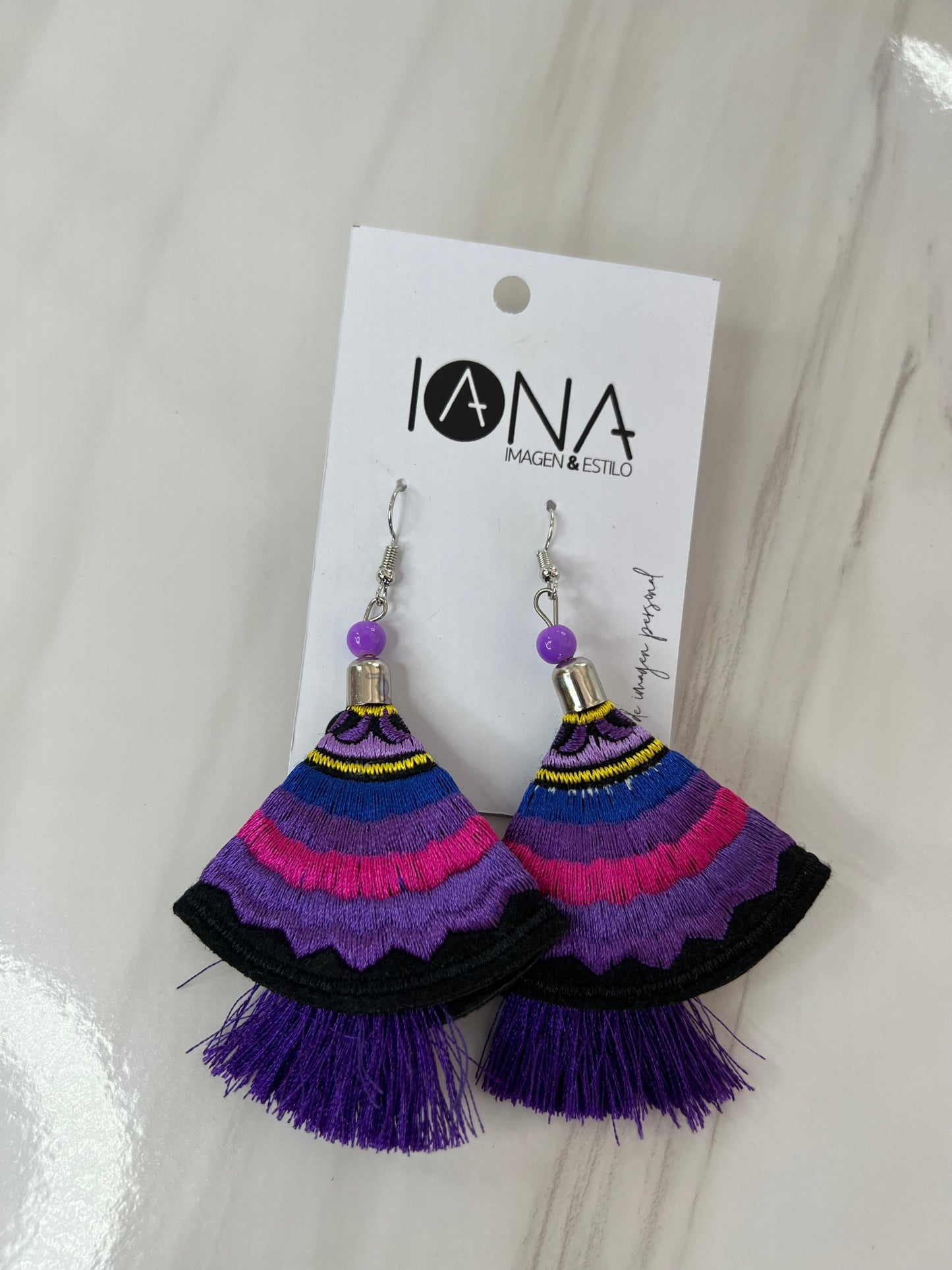 Aretes triangulares morado