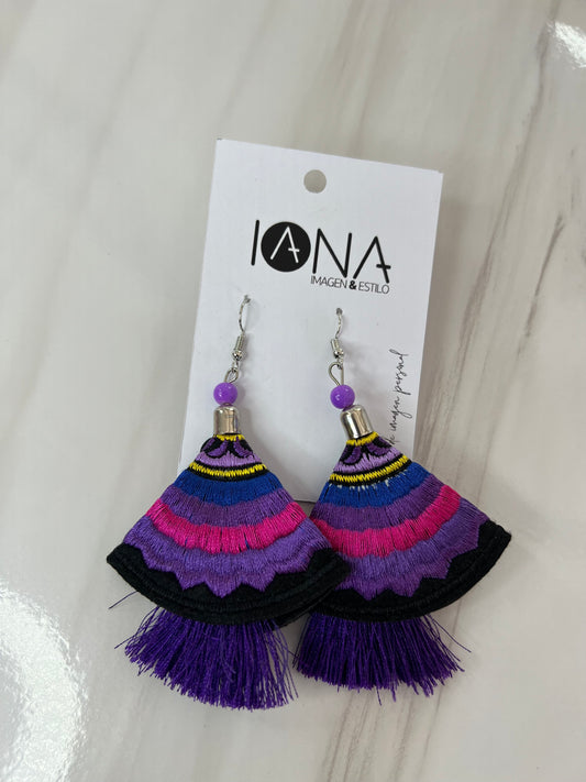 Aretes triangulares morado