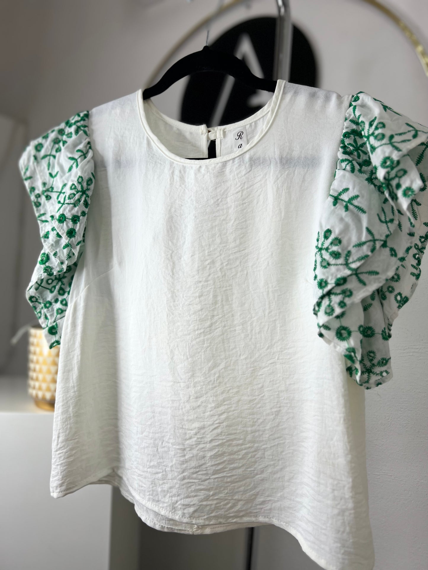 Blusa blanca mangas bordadas