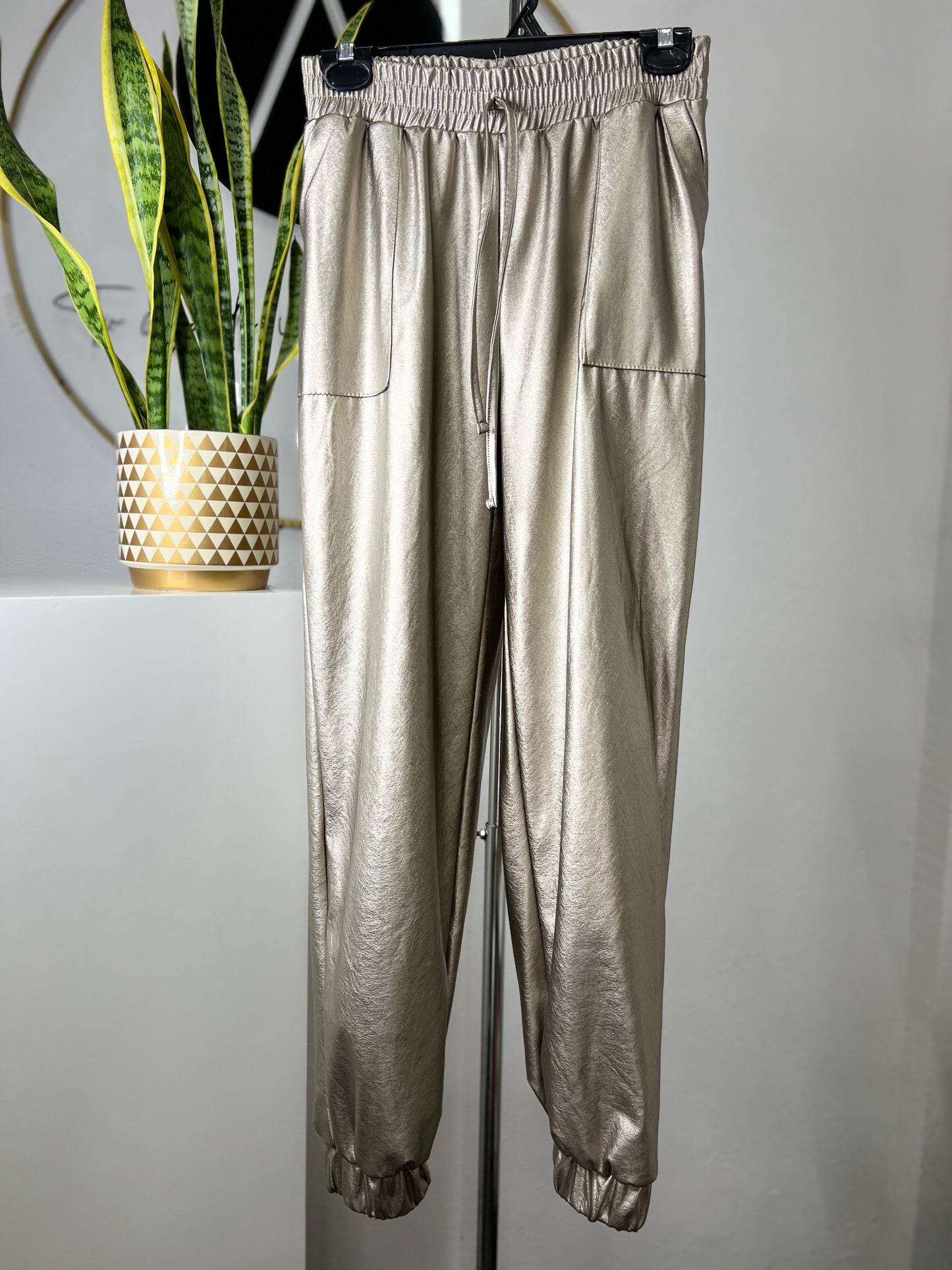 Pantalón jogger metalizado dorado